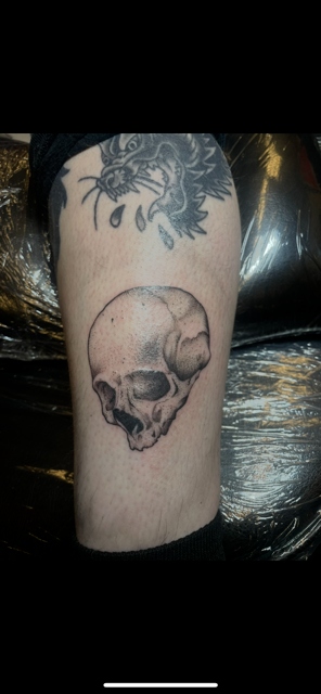 Black and grey skull thigh tattoo by Taylor Brown
